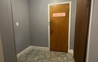 2 beds, 1 bath, 750 sqft, $2,100, Unit B