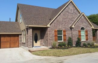 Spacious 2 Story Duplex in Benbrook