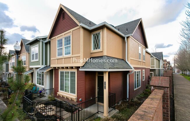 Spacious Two Bedroom End Unit Townhouse In Beaverton w/ Two Primary Suites!