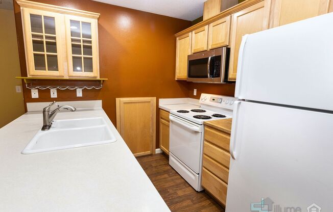Bright & Spacious 2-Bedroom End Unit Townhome in Desirable Woodstock Neighborhood!
