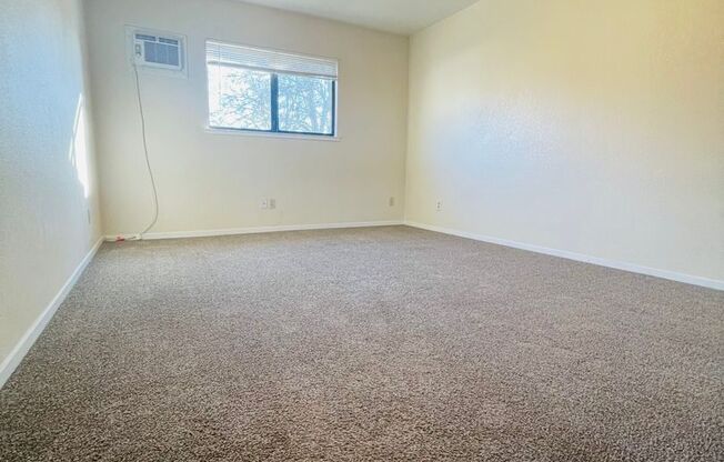 North Merced: $1575 2 Bedroom 1.5 Bath Townhouse with a private patio *