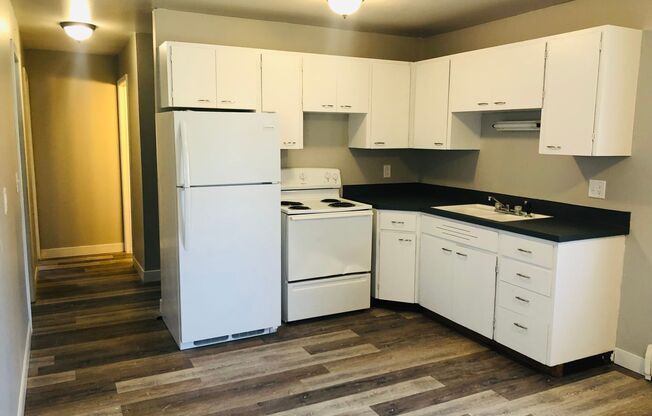 2 beds, 1 bath, $645, Unit 1