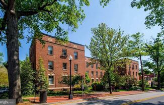 Top Floor Georgetown Two Bedroom in Amazing Location!