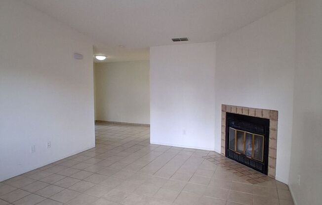 5218 E Lowe