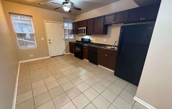 3 beds, 1 bath, $1,500, Unit 7800 #1N