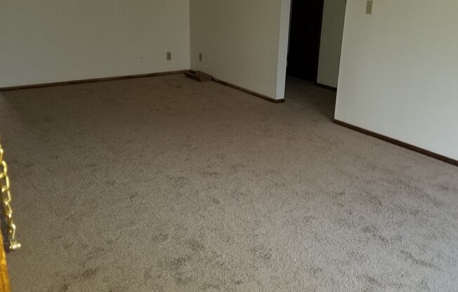 2 beds, 1 bath, $900, Unit 619-4