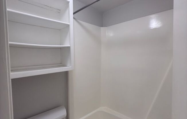 Studio, 1 bath, 450 sqft, $925, Unit 102