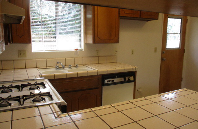 2 beds, 1 bath, $1,275, Unit 1585