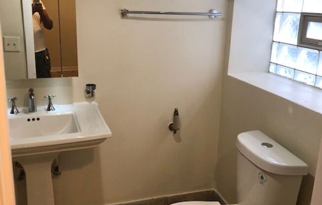 2 bedroom 2 bathroom unit with washer dryer