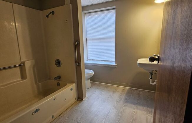 1 bed, 1 bath, 600 sqft, $700, Unit 403