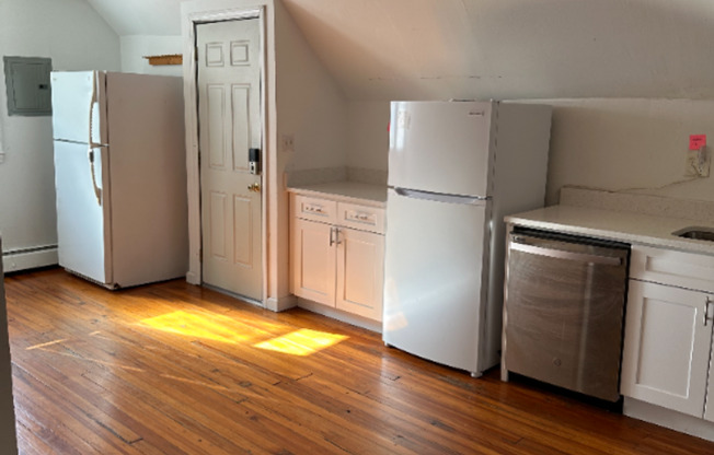 2 beds, 1 bath, $2,095, Unit Unit 4 (3rd Fl)