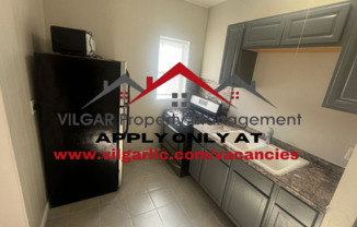 3 beds, 1 bath, 1,000 sqft, $1,100, Unit 2R