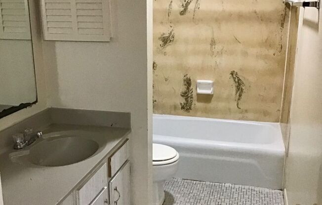 2 beds, 2 baths, 995 sqft, $800, Unit 14