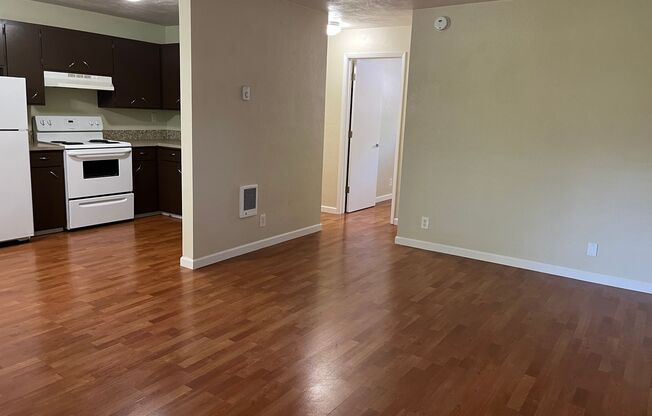 NEU 1333 #5- 1 Bed/1Bath Upstairs Apartment