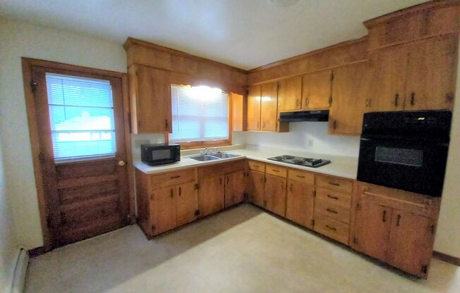 2 beds, 1 bath, 903 sqft, $1,190, Unit E-4