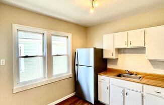 3 beds, 1 bath, $1,800, Unit 2