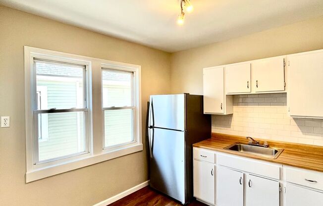 3 beds, 1 bath, $1,800, Unit 2