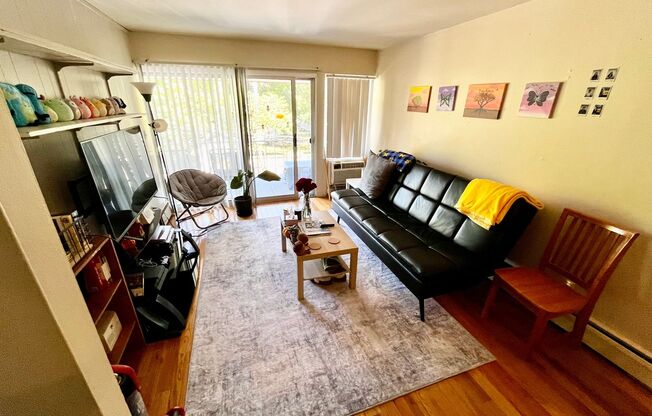 2 beds, 1 bath, 668 sqft, $2,400, Unit 10