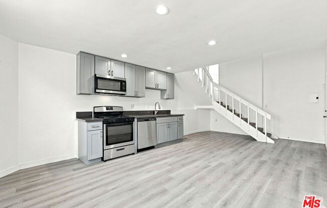 14 MAST ST