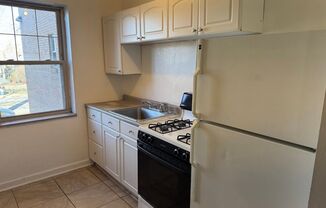 3 beds, 1 bath, $2,010, Unit 116B