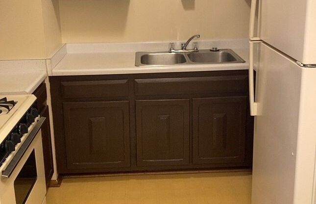 1 bed, 1 bath, 700 sqft, $899, Unit Custer-307