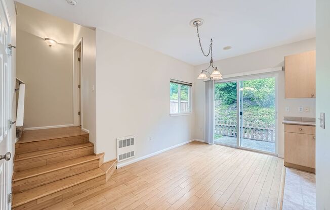 3bed/2.5 End Townhome Unit with Attached Garage in Renton!