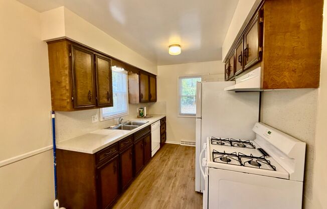 2 Bedroom Duplex In Wyoming Available December 1st