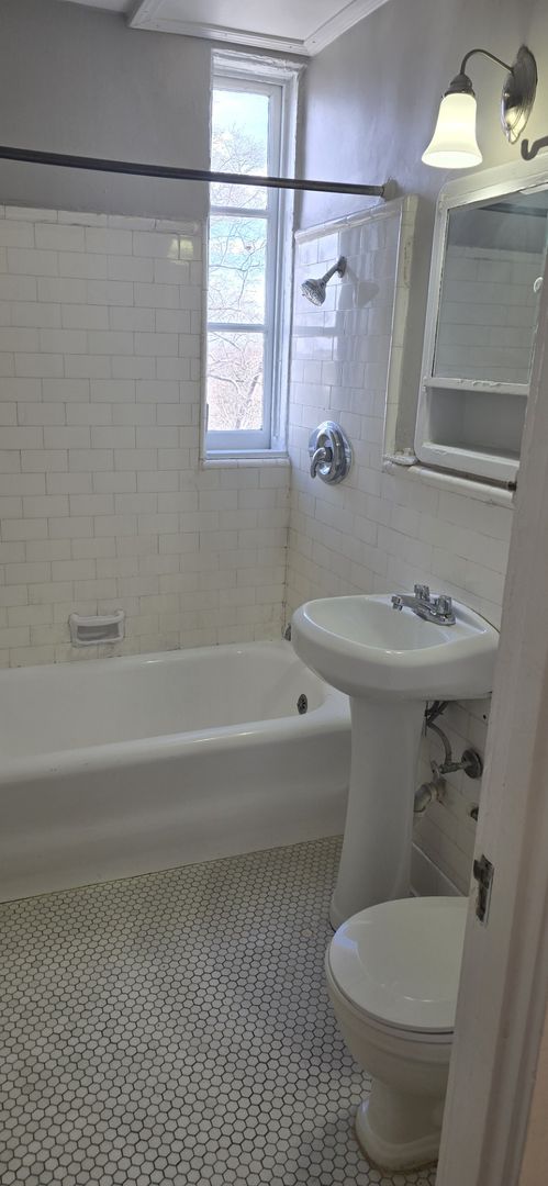 2 beds, 1 bath, 840 sqft, $1,200, Unit 4D