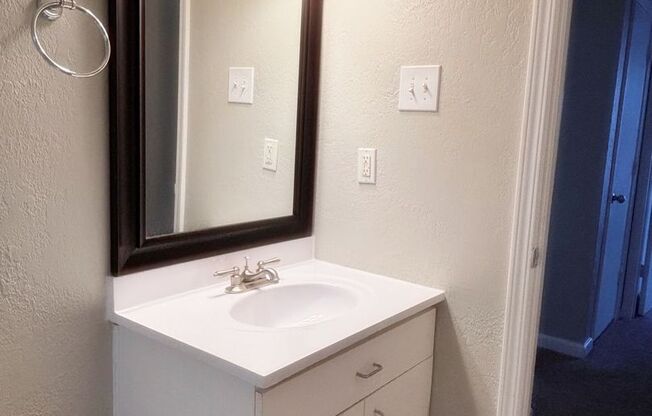 2 beds, 1 bath, 900 sqft, $1,150, Unit 06C