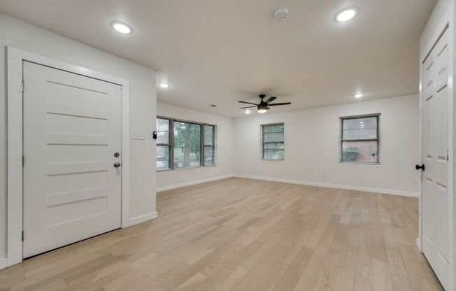 Beautifully Renovated 2 Bed 2 Bath 1/2 Duplex - Glendale Addition Beauty!!! MUST SEE!!!