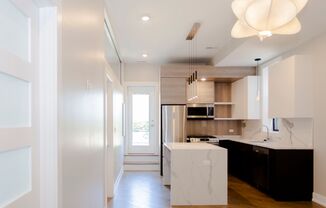 Luxury 1 Bed in Neighborhood Walk-Up Building
