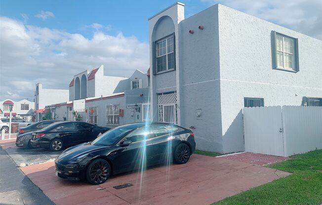 824 W 37th Ter