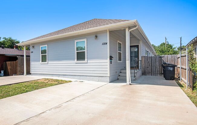 Beautiful updated duplex in the Heart of Fort Worth!