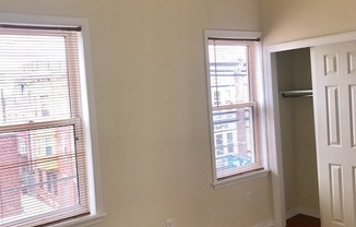 Great 2BR/1BA Queen Village Apartment Available Now