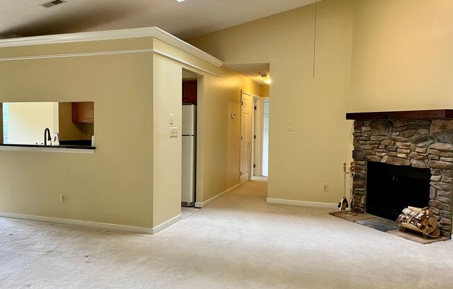 Charming 2 Bedroom/2 Bathroom Apartment Unit in Pond Condos!