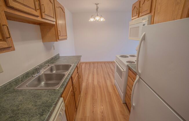 2 beds, 1 bath, 905 sqft, $799, Unit 122