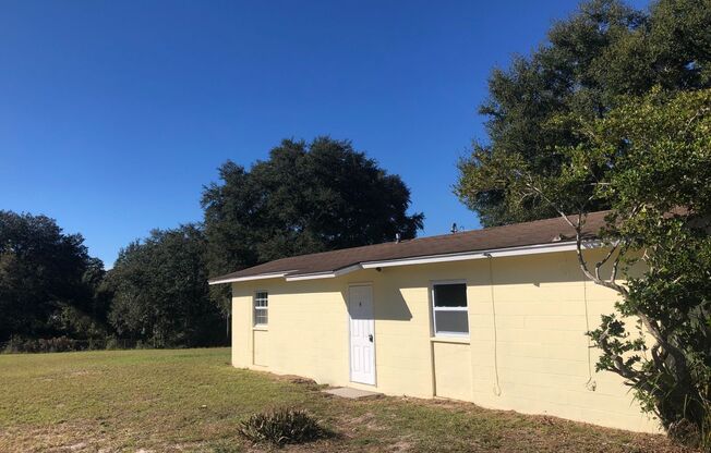 Cozy 2BR/1BA Dade City Home w/Private Porch on a Large Lot, Ceramic Tile Floors