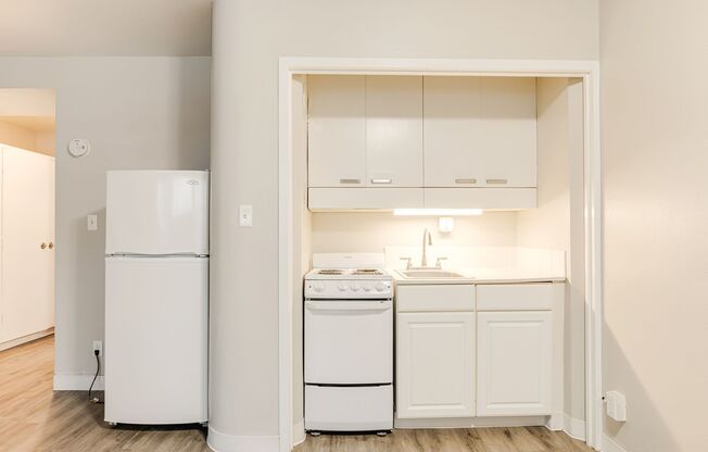 Studio, 1 bath, 370 sqft, $1,050, Unit 302