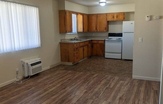 2 beds, 1 bath, $1,099, Unit 1575-04