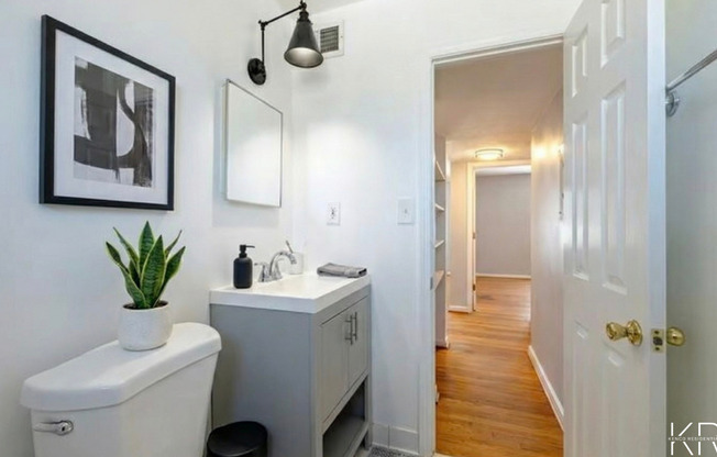 2 beds, 1 bath, 950 sqft, $1,370, Unit 03