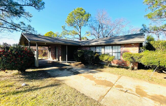 ** 3 Bed 2 Bath Located in Virginia Estates ** Call 334-366-9198 to schedule a self tour