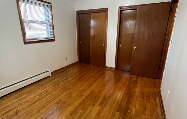 2 beds, 1 bath, 903 sqft, $1,290, Unit D-3