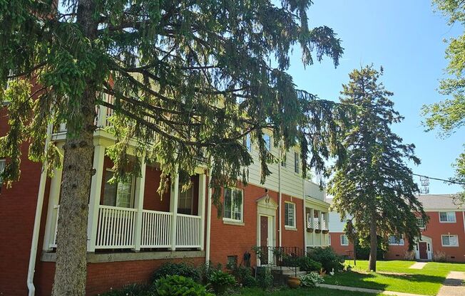 2 beds, 1 bath, 713 sqft, $895, Unit 33C