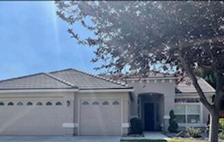 Beautiful single family 3 bed 2 bath home with a den in Spanish Springs.