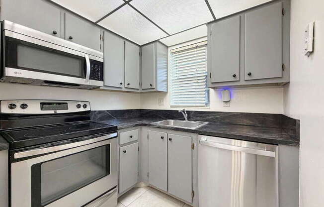 3300 W Rolling Hills Cir