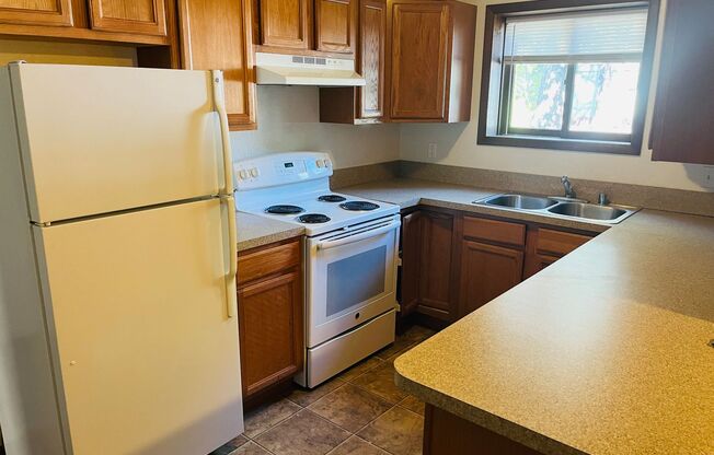 2 beds, 1 bath, $1,050, Unit 1244 Yellowstone