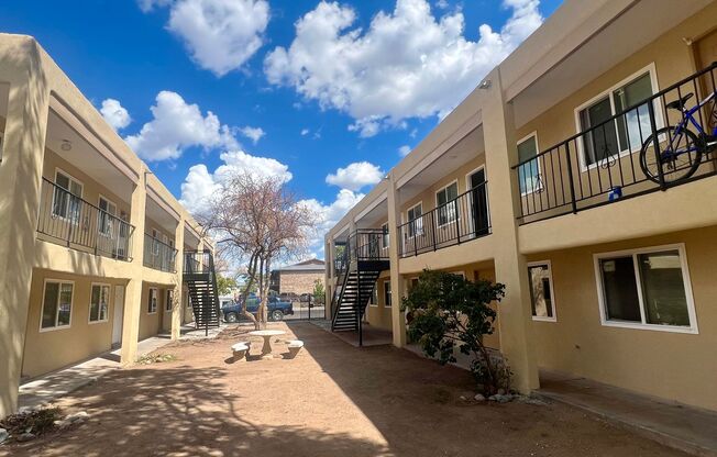 1 bed, 1 bath, $950, Unit 915 Unit 5