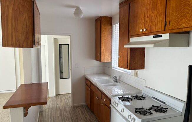 Studio, 1 bath, 625 sqft, $1,800, Unit Unit E