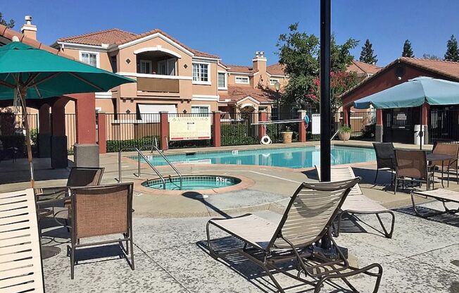 Beautiful 3 Bedroom 2 Bath Townhome and Garage in Altura Villas!