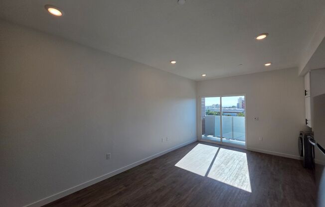 Studio, 1 bath, 324 sqft, $1,805, Unit 407